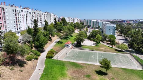drone disparado volando por un pequeño parque al sur de lisboa