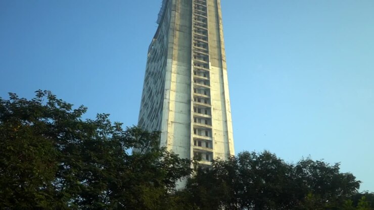 Edificio residenziale con cielo blu chiaro sullo sfondo, in costruzione a Mumbai, India, Maharashtra, Thane, Ghodbundar Road.