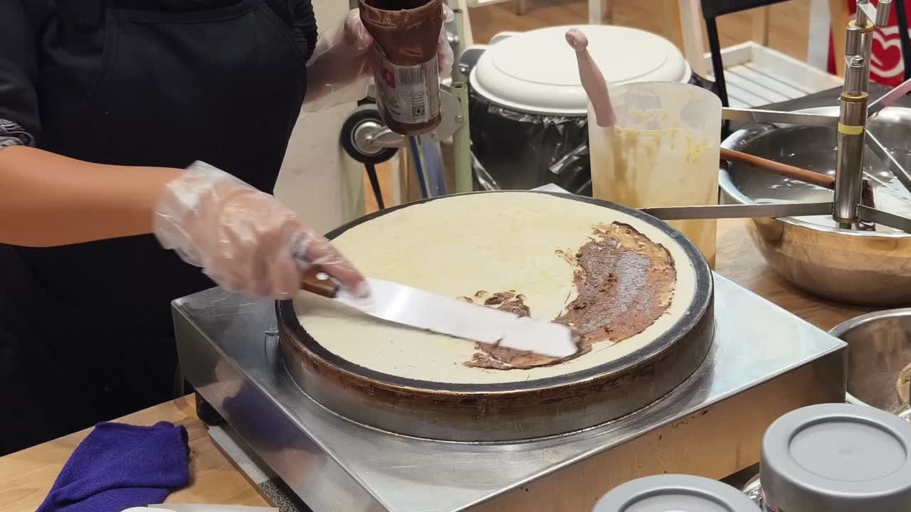 초콜릿 크레프를 만드는 것