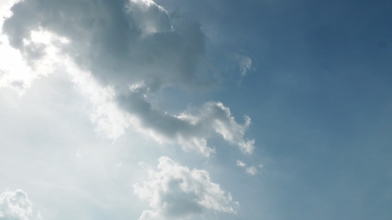 구름과 햇빛이 있는 맑고 푸른 하늘