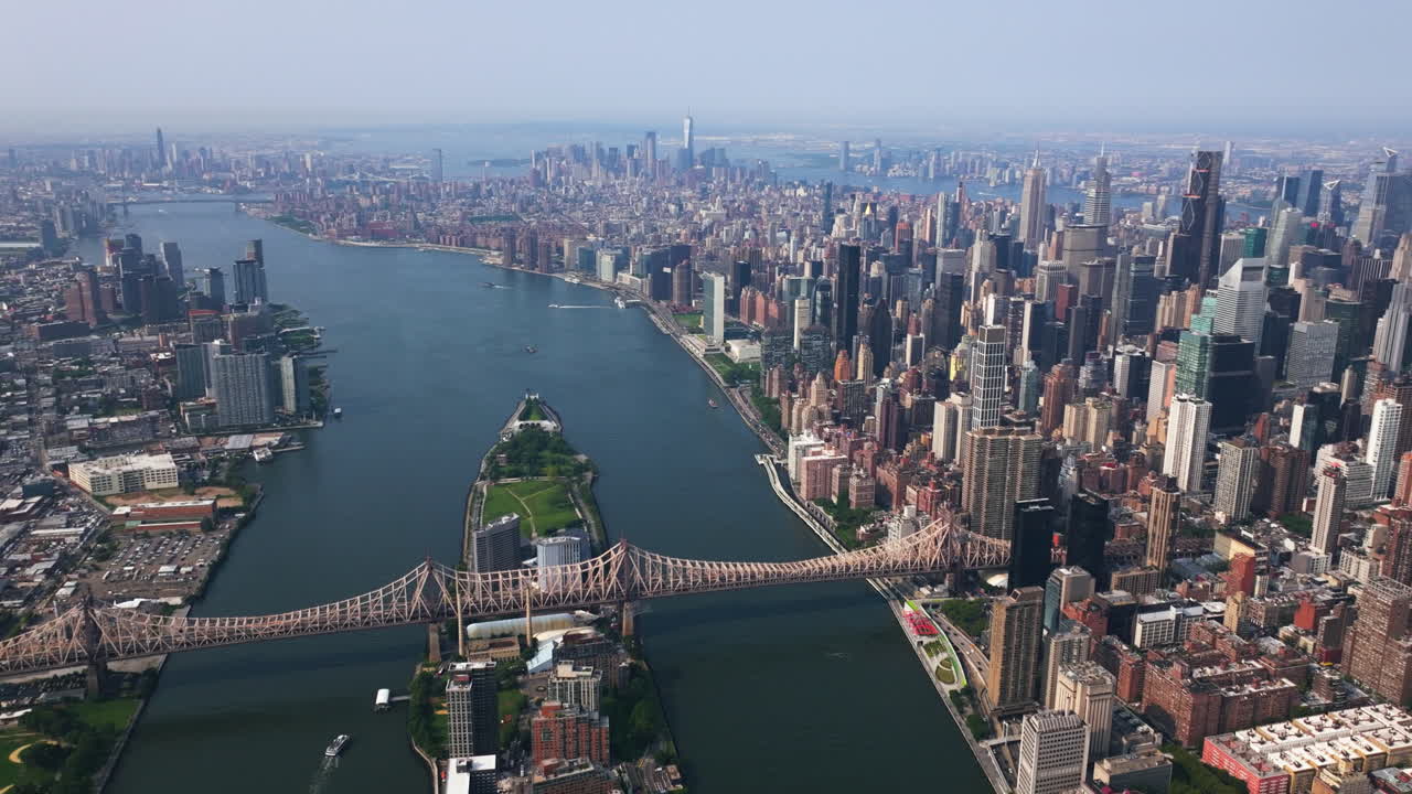 Panoramica aerea del fiume East, Roosevelt Island e dello skyline di Midtown, NY