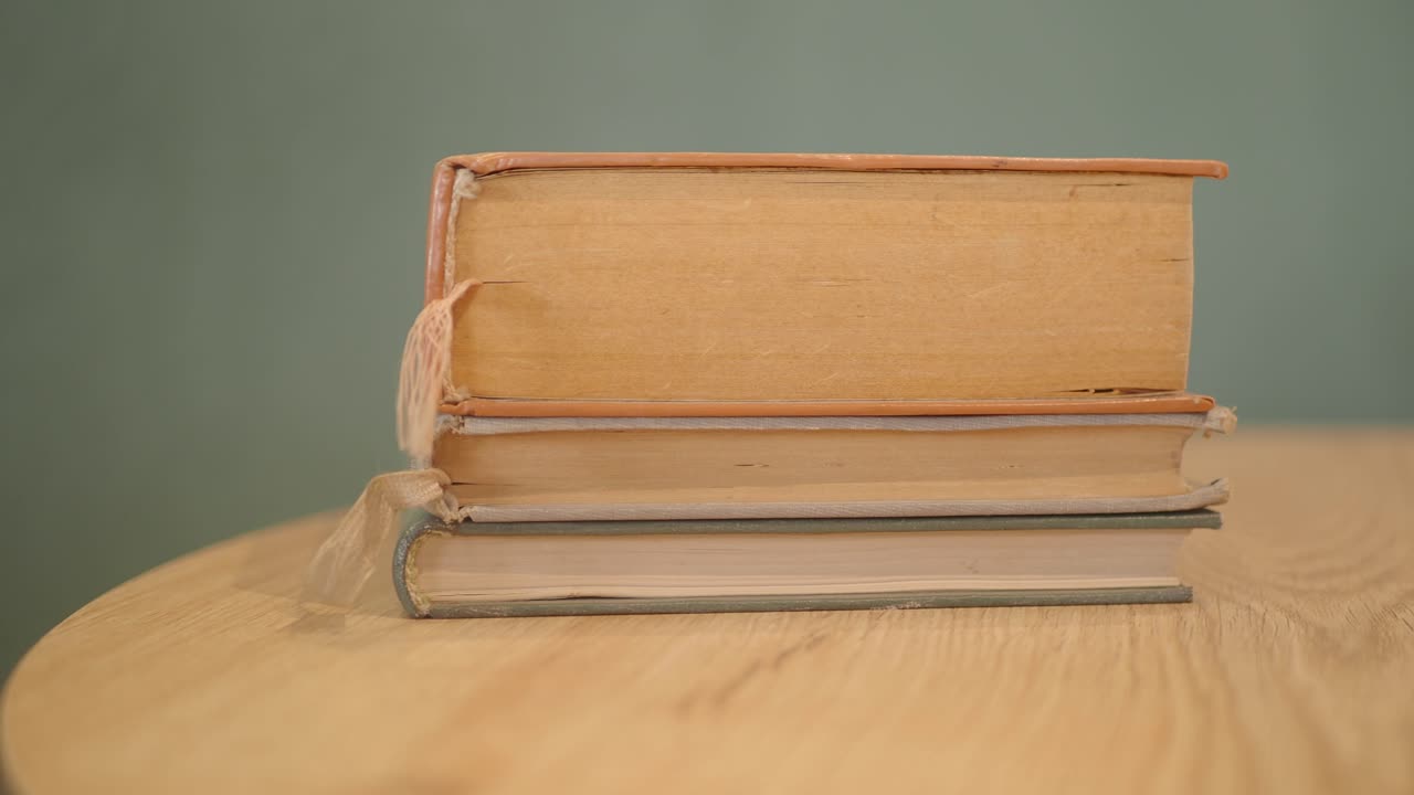 pila de libros antiguos sobre la mesa de madera