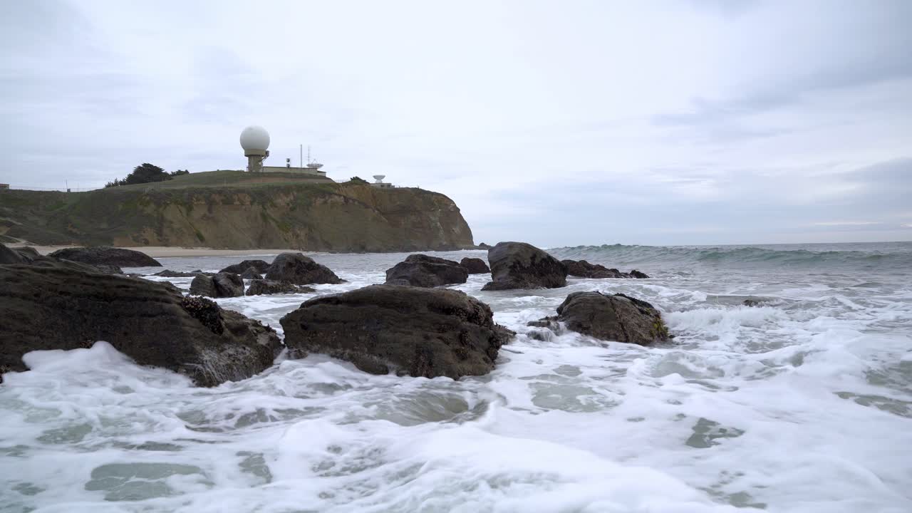 крупный план волн, сильно разбивающихся о скалы