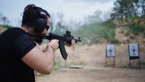 atirador profissional com rifle tático automático no campo de tiro olesko