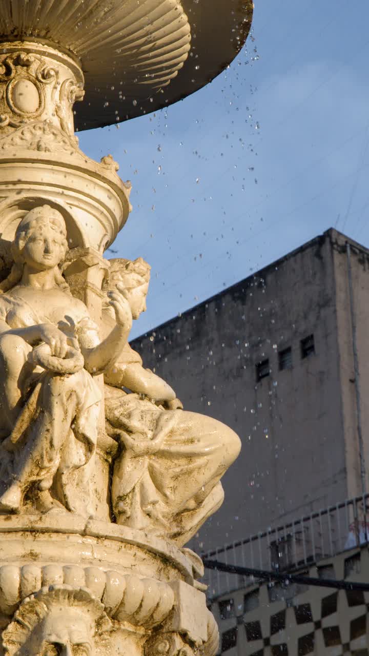 Primo piano statico di sculture in pietra ornate sulla storica Fontana Carriedo a Manila.