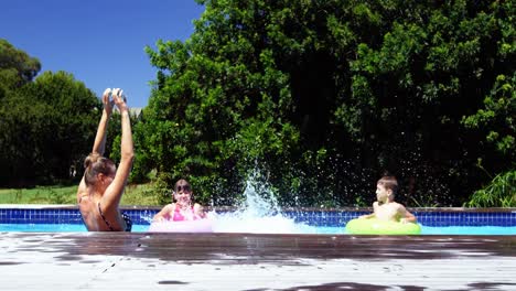 familia feliz saltando en la piscina