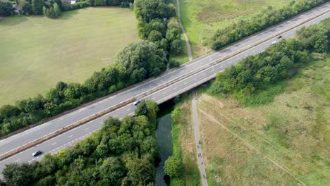 Statische-Luftaufnahme-Der-Zweispurigen-A2-über-Wasserstraße-Und-Radweg