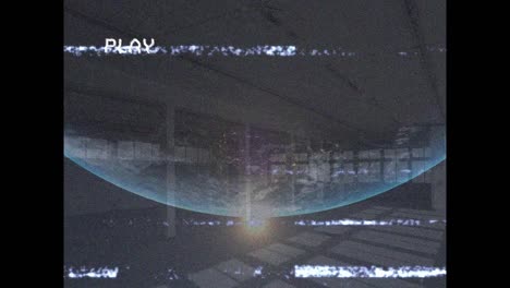 animación de la pantalla con glitch y interfaz con el globo sobre el almacén