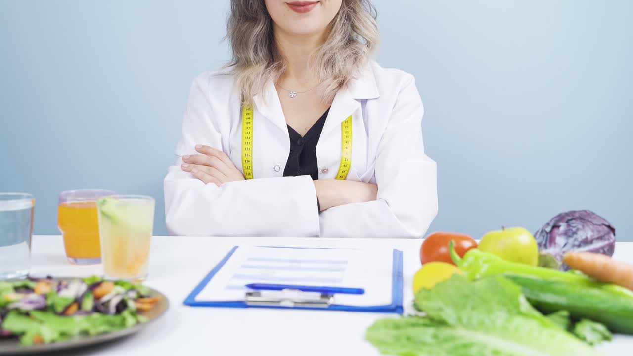 dietista usando cinta métrica. mensaje de vida saludable.