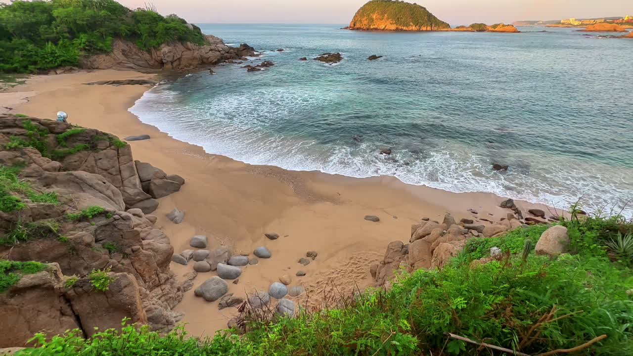 Pemandangan panorama menghadap ke pantai tropis dan garis pantai, Huatulco Meksiko