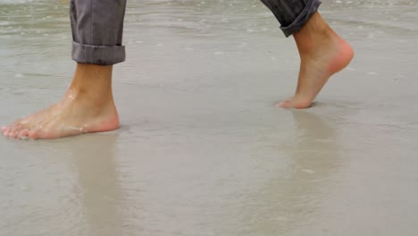 Unterer-Abschnitt-Eines-Geschäftsmannes,-Der-Barfuß-Am-Strand-Läuft-4k