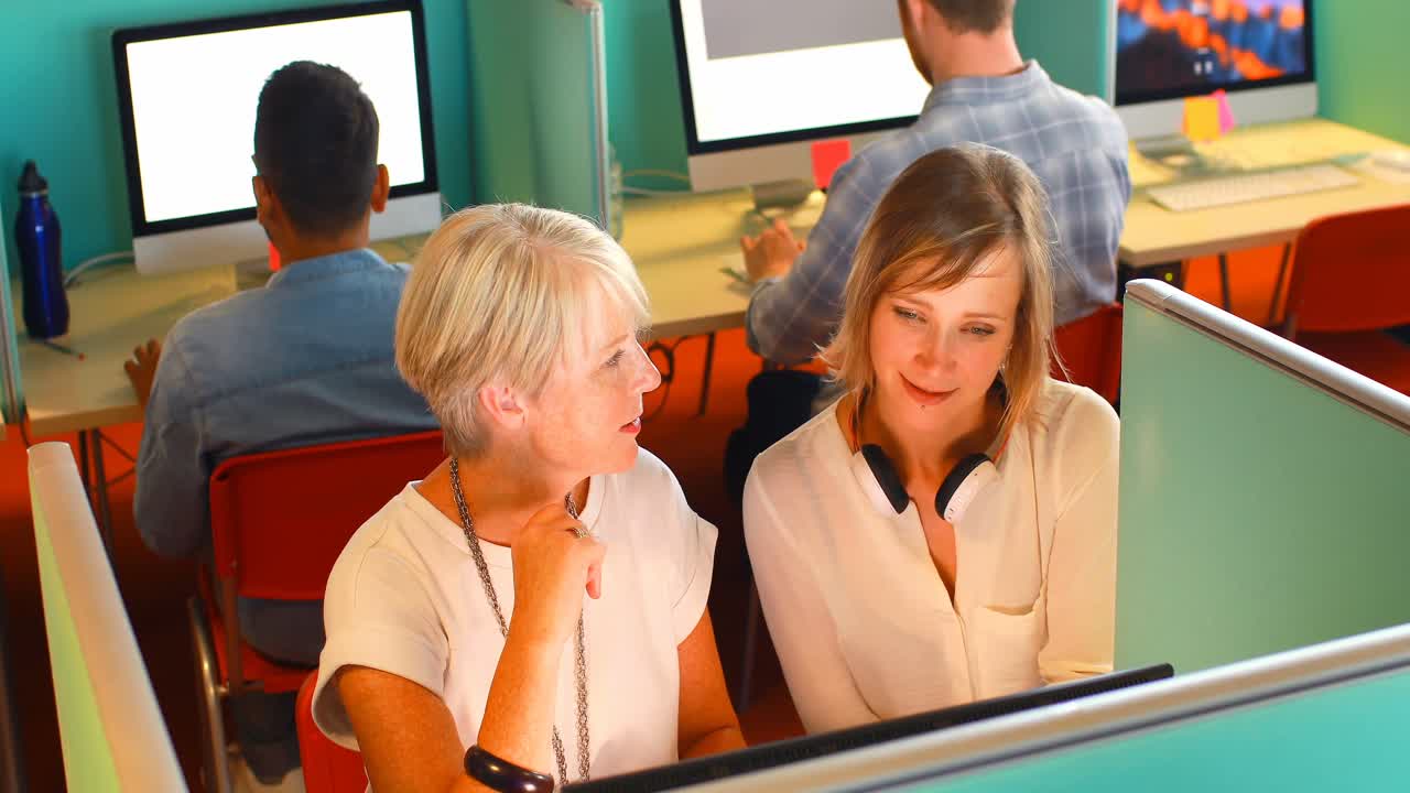 4k 데스크에서 데스크 ⁇  pc를 통해 토론하는 임원들