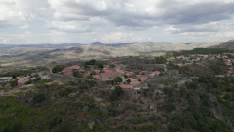 Pintoresco-Pueblo-De-Piedra-En-Una-Ubicación-Remota,-Fondo-De-La-Cordillera,-Sortelha