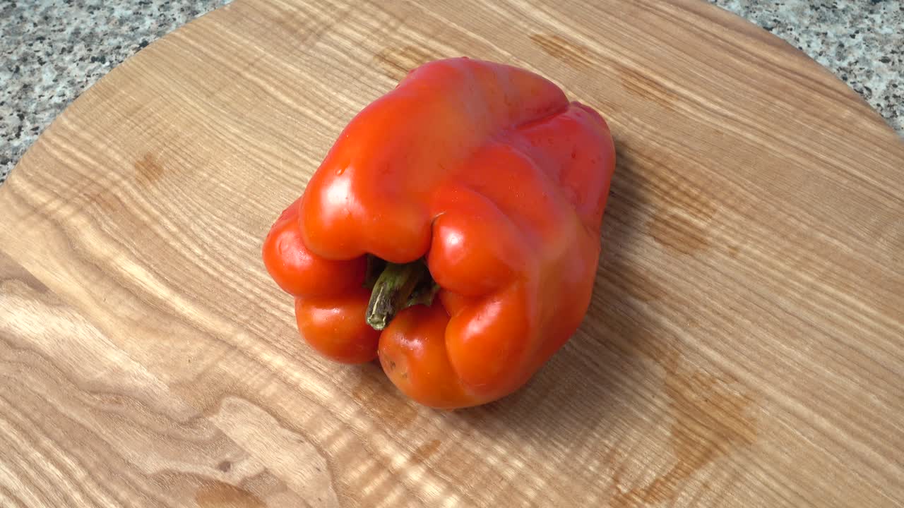 Rød paprika. Fotografering i bevegelse. Fotografering på kjøkkenet.