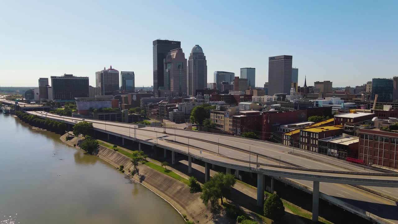 Veduta aerea con drone dello skyline di Louisville, Kentucky.