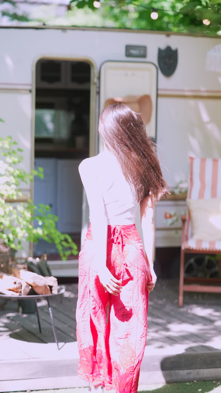 캠핑차 를 타고 야외 에서 여름 날 을 즐기는 여자