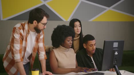 el gerente afroamericano consulta a los empleados en la oficina