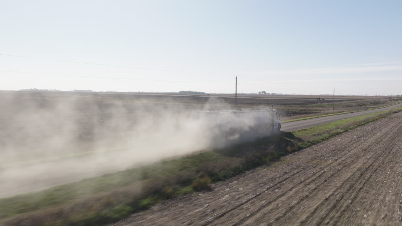 낮 동안 시골 농장 시골 도로에서 먼지 반 트럭 운전, 공중