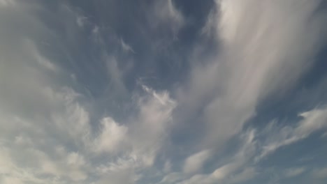 Drohnenaufnahme-Einer-Wolke-Am-Britischen-Himmel