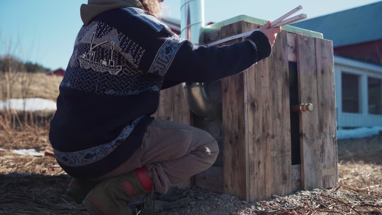 접을 수 있는 미터 스틱 을 가진 남자 가 diy 핫  에서 측정 을 하고 있다