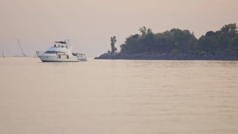 Weiße-Yacht-Auf-Dem-Ruhigen-Wasser-Des-Sees-In-Der-Nähe-Des-Grünen-Waldes-Am-Ufer