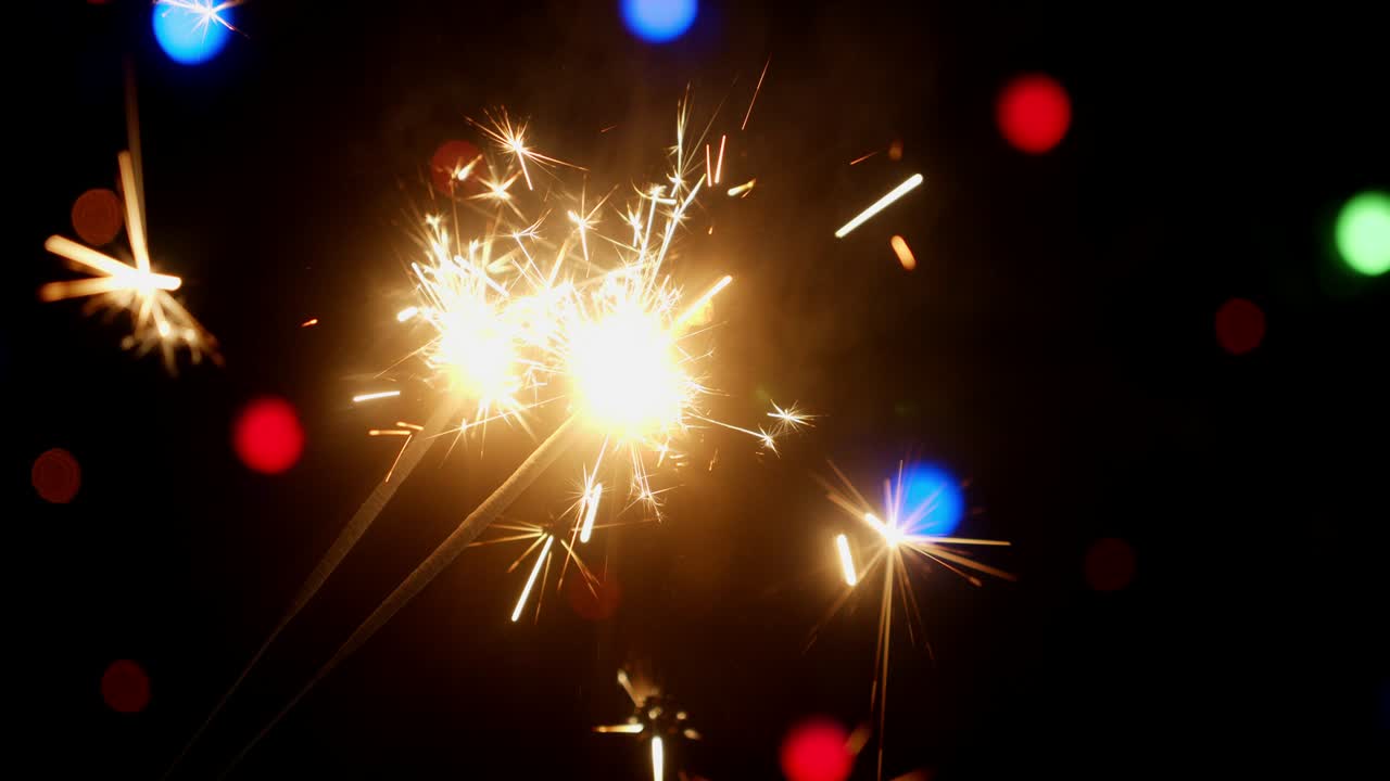 las chispas del año nuevo están ardiendo brillantemente con llamas.