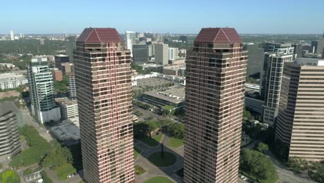 vista aérea de los edificios y sus alrededores en la parte alta de houston