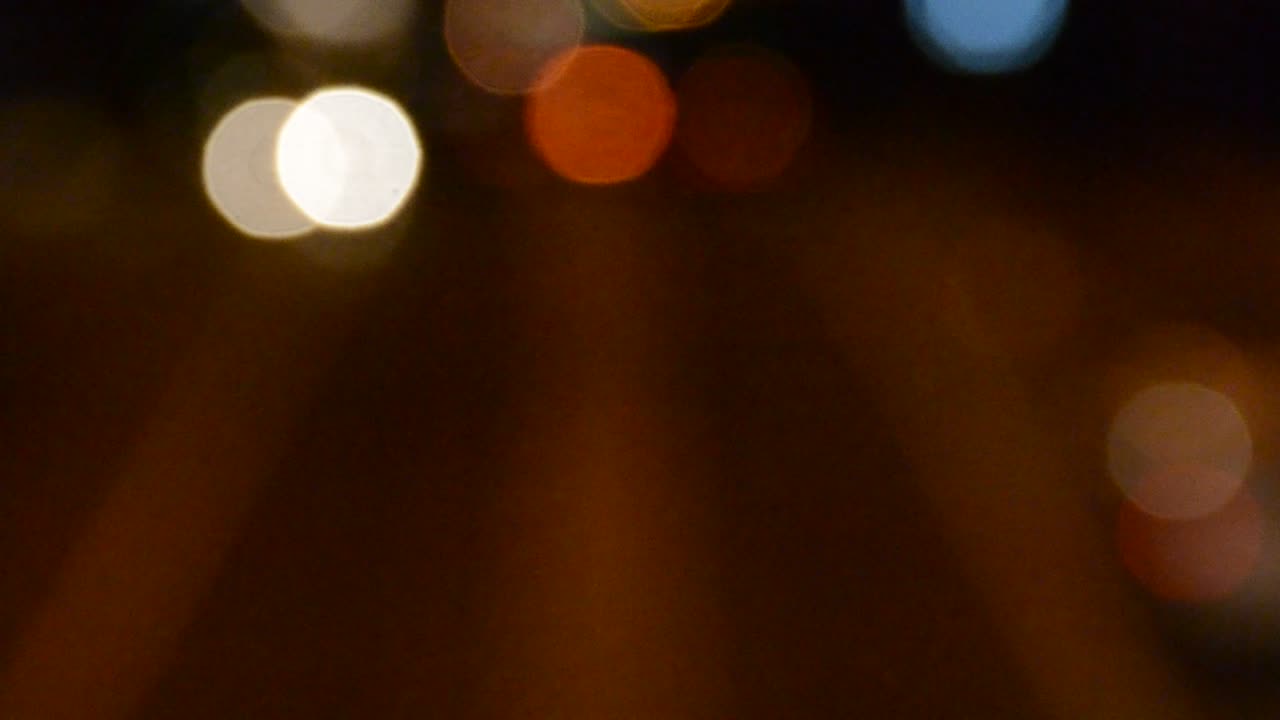 Luci sfocate di una strada di notte