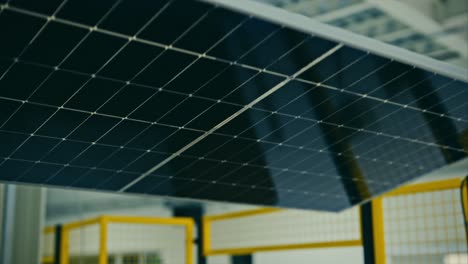 paneles solares terminados en el último paso del proceso de fabricación en una fábrica moderna y brillante