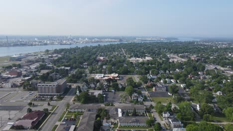 Paisaje-De-La-Ciudad-De-Port-Huron,-Michigan,-Estados-Unidos,-Con-El-Río-St-Clair-Y-Sarnia,-Ontario,-Canadá-Al-Fondo