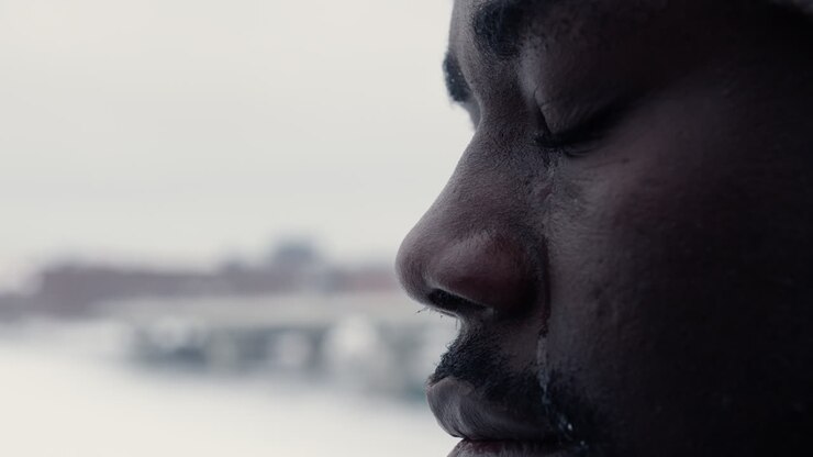 une personne triste dans la rue