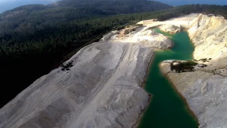 Luftaufnahme-Des-Grünen,-Giftigen-Sees-In-Der-Verlassenen-Mine-Von-Monte-Neme