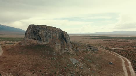 dando vueltas alrededor de una colina en medio del desierto