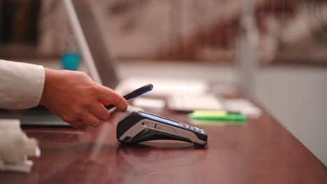 persona irreconocible que hace pagos sin contacto