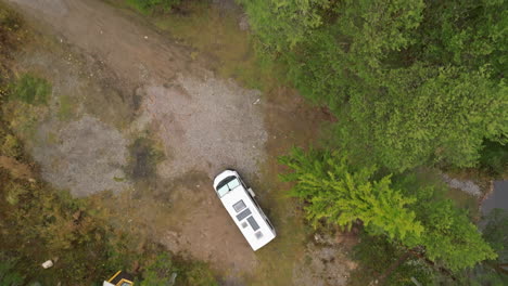 Autocaravana-Estacionada-En-El-Bosque-Durante-El-Otoño-En-Suecia---Antena-Arriba-Hacia-Abajo