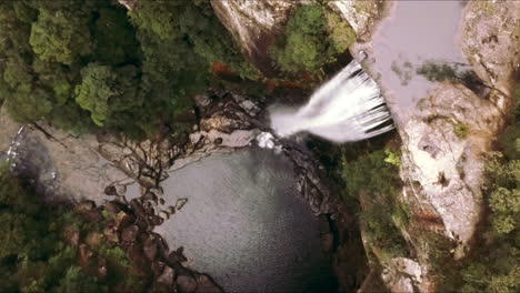 caída de agua en día de niebla