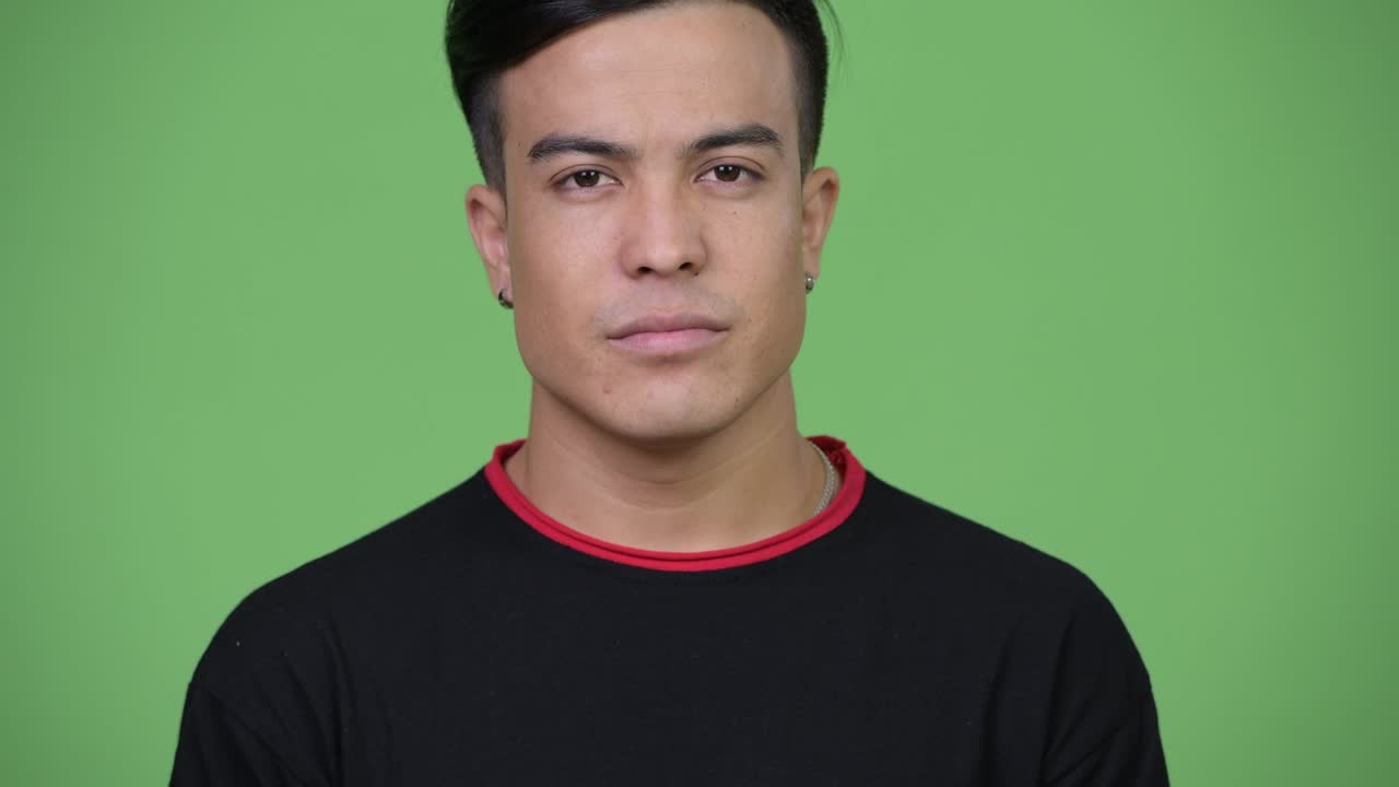 웃는 젊은 행복한 다민족 남자의 머리