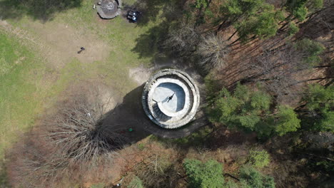 Vista-Aérea-De-Arriba-Hacia-Abajo,-Chica-Solitaria-Girando-Con-Las-Manos-Divididas-En-La-Parte-Superior-De-La-Torre-Medieval-En-Un-Día-Soleado,-Tiro-Ascendente-De-Drones