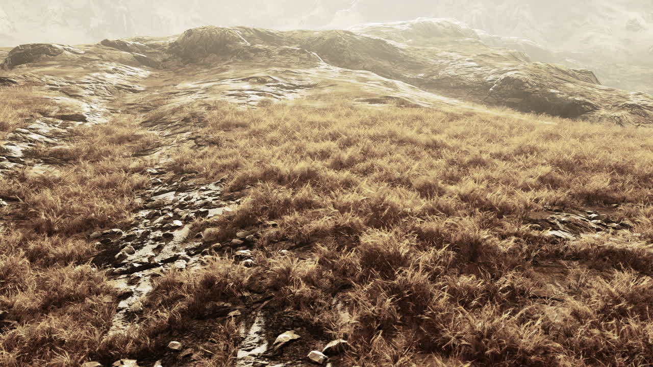 campos de hierba seca y montañas en nepal