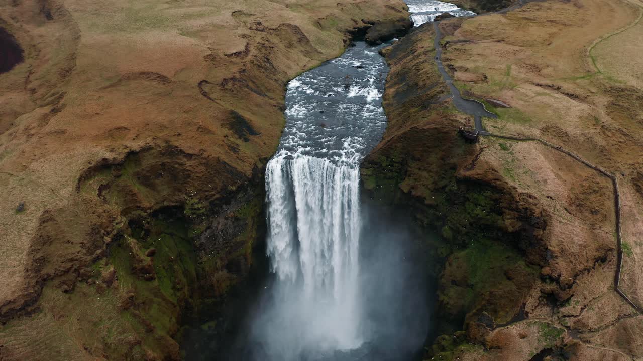 imágenes de drones 4k de la enorme cascada islandesa skogafoss