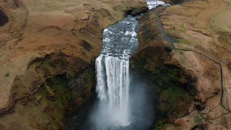 Imágenes-De-Drones-4k-De-La-Enorme-Cascada-Islandesa-Skogafoss