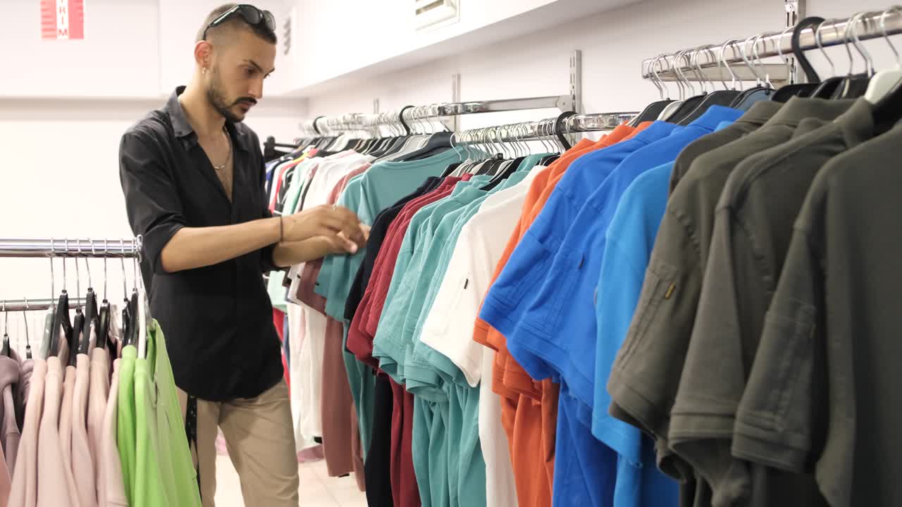 Uomo che fa shopping al centro commerciale