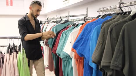 hombre de compras en el centro comercial