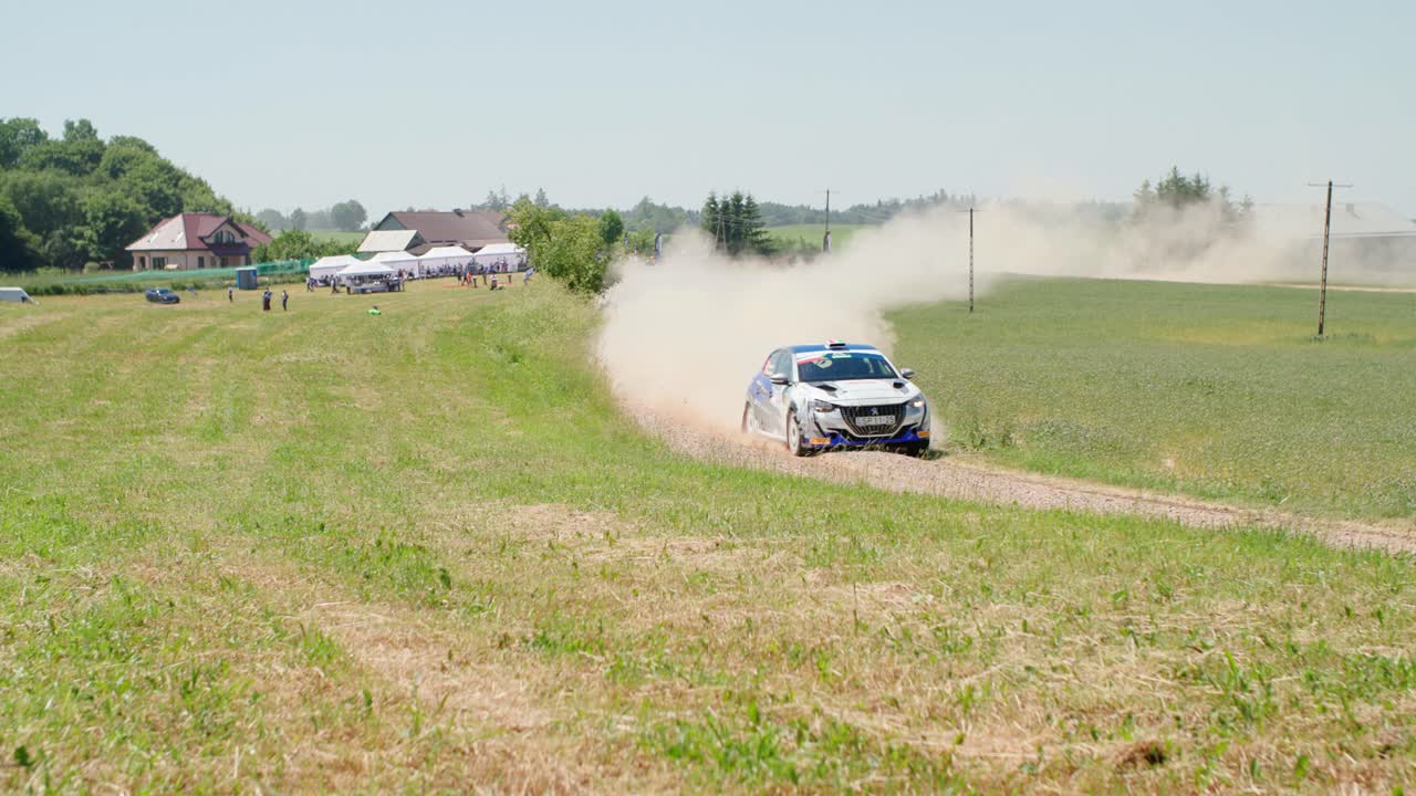 먼지 구름 속에서 멀리서 오는 자동차 - 랠리 자동차 드리프트 - 슬로우 모션