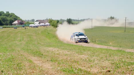 Auto-Kommt-Aus-Der-Ferne-In-Einer-Staubwolke---Rallyeauto-Driftet---Zeitlupe