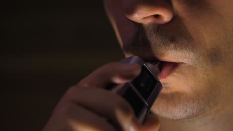 Joven-Vapeando-Un-Cigarrillo-Electrónico,-Vaper