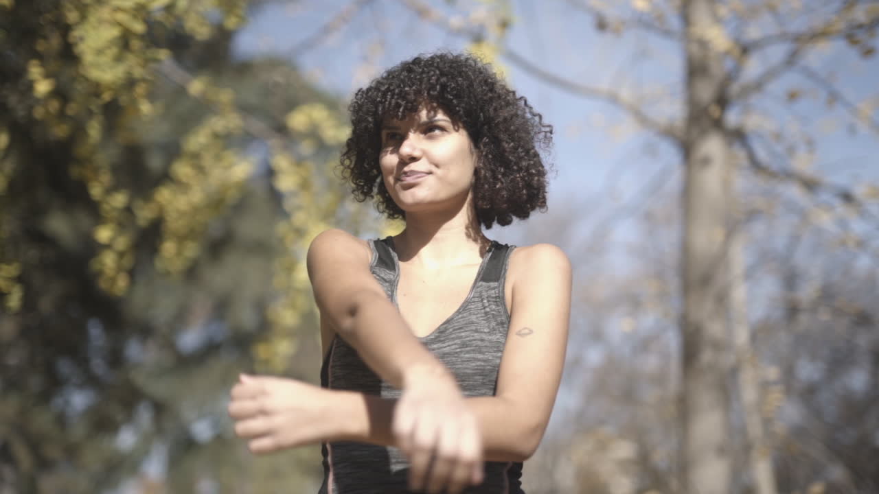 chica negra de ébano estirándose antes del entrenamiento