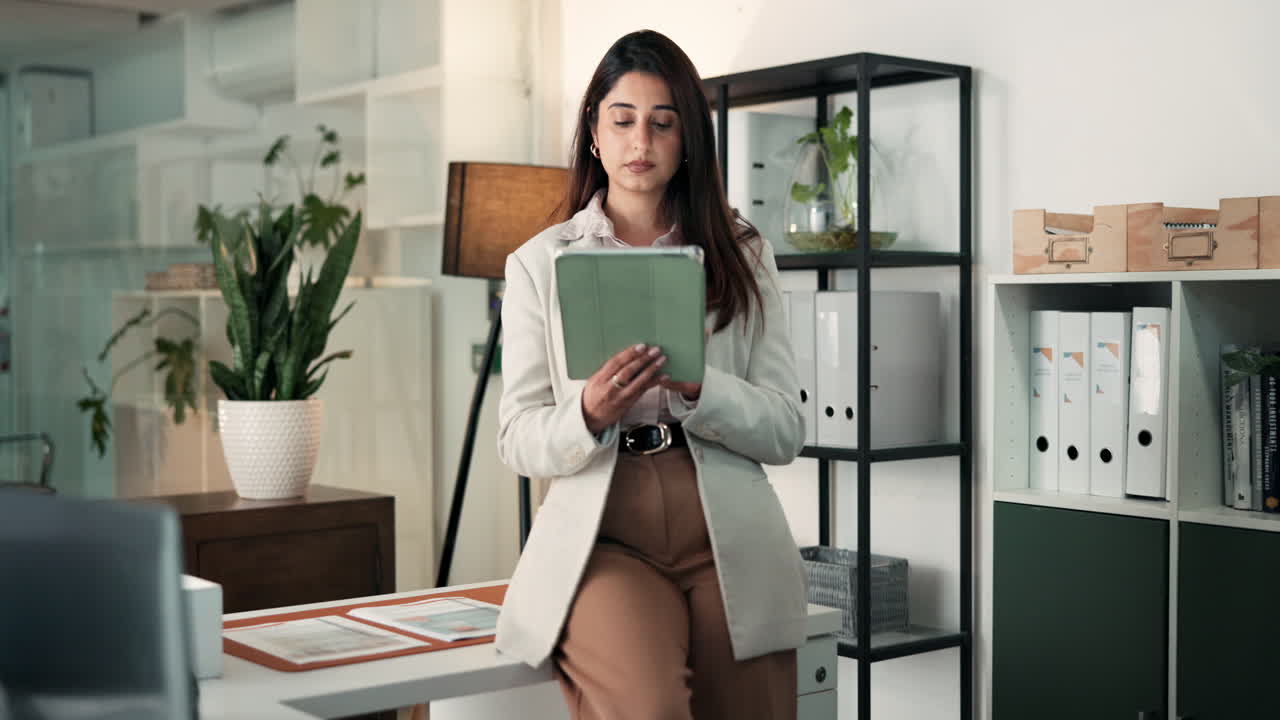 mujer de negocios, utilizar, tableta, en, oficina