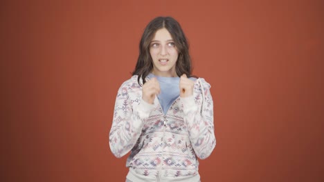 mujer joven teniendo un colapso nervioso frente a la cámara.