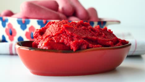 pasta de tomate con salchichas rosadas